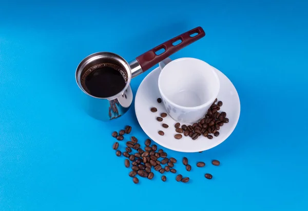 Pusty kubek kawy z talerz w fasoli z kubkiem do parzenia — Zdjęcie stockowe