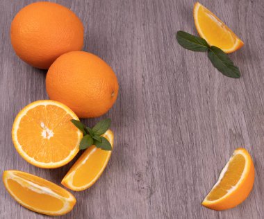 ahşap bir arka plan üzerinde portakal kompozisyonu