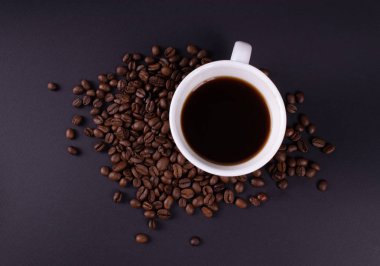 Güçlü kahve ve dağınık kahve çekirdekleri ile Fincan üst görünümü