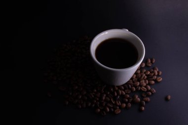 Koyu bir ba üzerinde siyah güçlü kahve ile bir fincan Gradyan aydınlatma