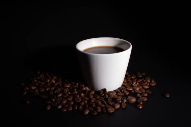 Bir fincan içecek dağınık tahıl yan aydınlatma yüklenir