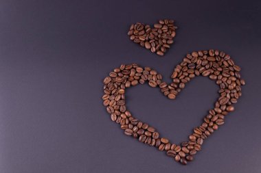 Kahveden astarlanmış iki kalp cen'in sağında yer alır.