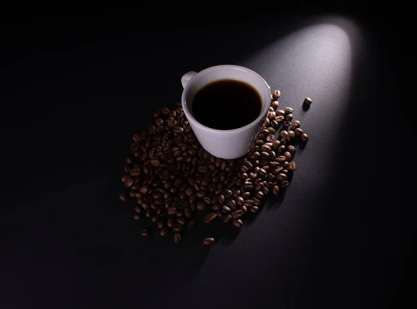 Диагонально направленный свет на кружку кофейных зерен в напитке — стоковое фото