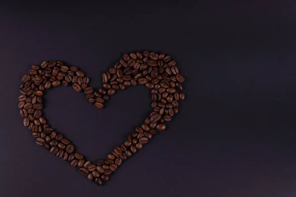 Сердце кофе находится слева от центра — стоковое фото