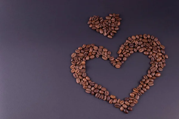 Dos corazones alineados de café se encuentran a la derecha del centro —  Fotos de Stock