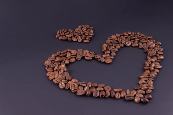 Большие и маленькие сердца от кофе в правом нижнем углу — стоковое фото