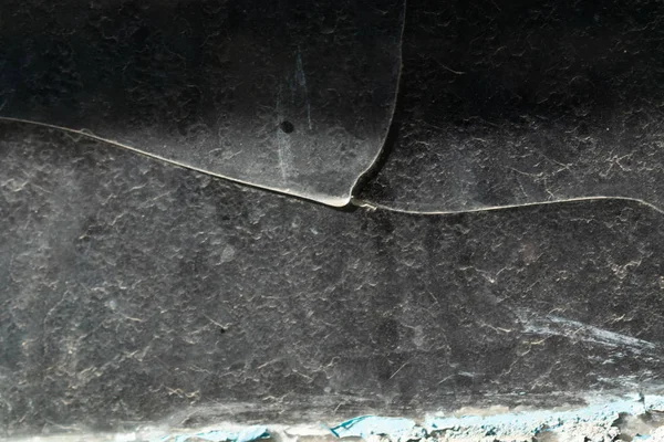 Vidro rachado velho é coberto com sujeira e poeira, parcialmente escuro — Fotografia de Stock