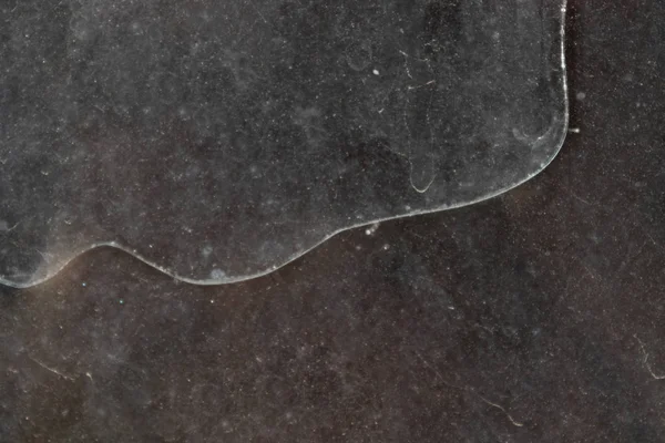Longue fissure incurvée sur verre sale et poussiéreux dans une construction abandonnée — Photo