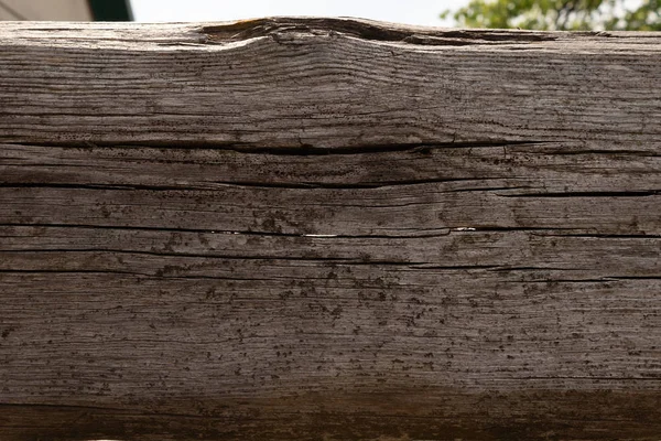 Старая серая доска, поврежденная несколькими трещинами и погодными условиями — стоковое фото