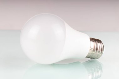 Beyaz öncü ışık cam bir yüzeye yakın