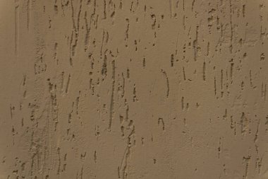 duvar yapay yontulmuş çimento harcı ile kaplıdır