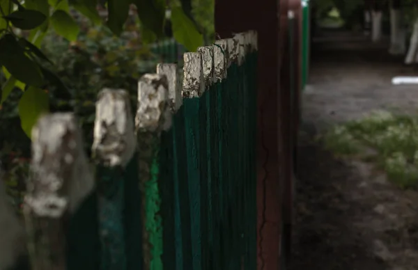 Старый деревянный забор с треснутой краской на нем и трещины поддержки Пи — стоковое фото