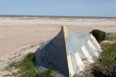 masmavi s kıyılarında kum eski terk edilmiş gri tekne