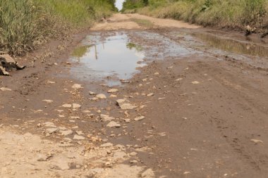 berrak bir mavi gökyüzü yansıtılır arasında net bir geniş alan 