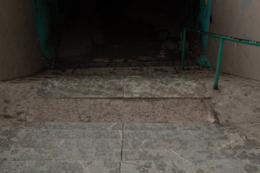 su sırasında yeşil korkuluk ile gri altgeçit yaya merdiveni