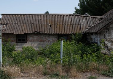 önünde uzun ömürlü tuğla ev, konut değil, önünde