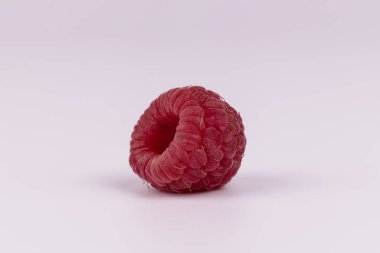 Bir yaz tatlı ekşi berry beyaz backgrou kendi tarafında döşeme