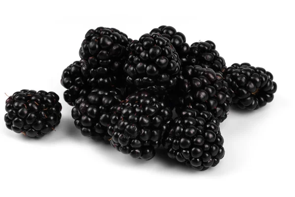 A group of blackberries laying together and one separately on wh — Stock Photo, Image