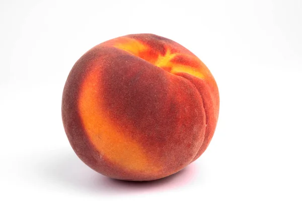 Крупным планом вид спереди на один изолированный красочный спелый фруктовый персик — стоковое фото