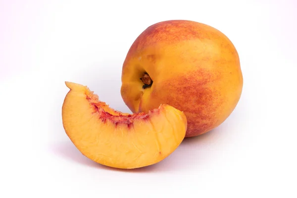 Set of one whole red and yellow peach and a piece of it laying n — Stock Photo, Image