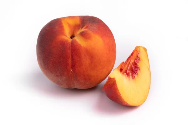 Набор из одного персика и его кусочек, лежащий на белом бэкгро — стоковое фото