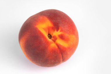 Sarı ve kırmızı organik şeftali üzerine yakın çekim