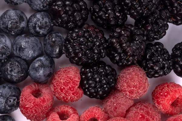 Photo of mixed wet blackberries, blueberries and raspberries lay — Stock Photo, Image