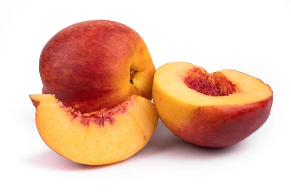 Zijaanzicht van gesneden sappige biologische nectarine op witte achtergrond — Stockfoto