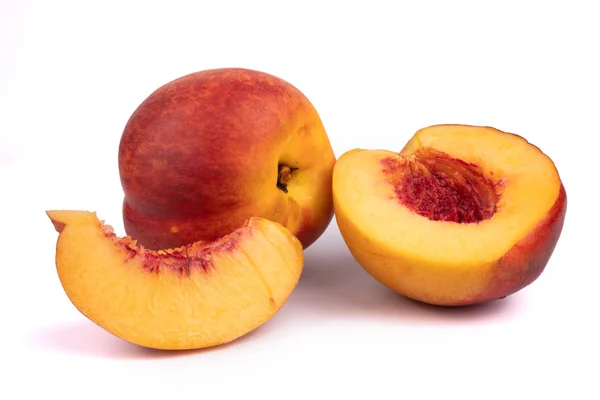 Een set van gesneden in stukken nectarinea en een hele nectarine lag — Stockfoto