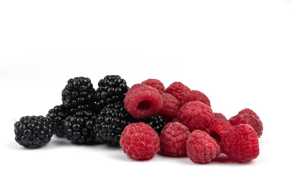 On a white background, ripe blackberry berries are shown seven p — Stock Photo, Image