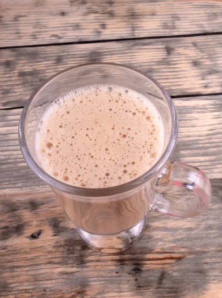 Une tasse de café noir aromatique avec du lait debout sur un shab en bois — Photo