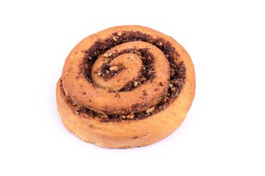 Taze pişmiş, fındıklı ve tarçınlı bir çörek.