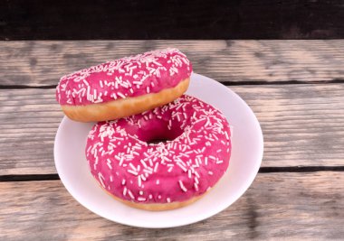 Beyaz serpiştirilmiş iki pembe dekoratörün yan görüntüsü...