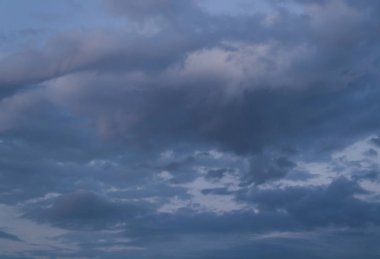 Alacakaranlıkta kabarık bulutlu koyu mavi güzel gökyüzü 