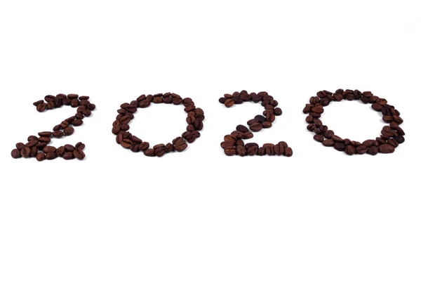 2020 год из черных кофейных зерен, выложенных на белом бэкгро — стоковое фото
