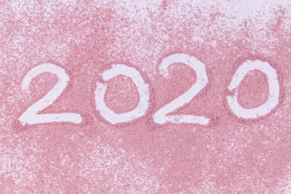 Pembe kumla yazılmış yeni bir 2020 yılının beyaz sayısı — Stok fotoğraf