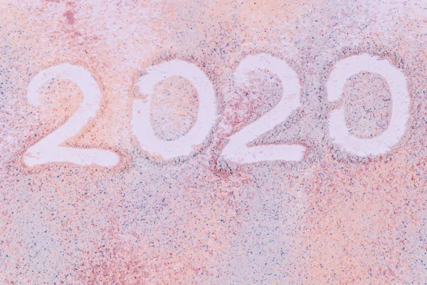 Новорічна дата 2020 року, зроблена зі сліду пальця на різнокольорових s — стокове фото