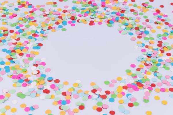 Вид сбоку на круглый орнамент из разбросанных конфетти Стоковое Изображение