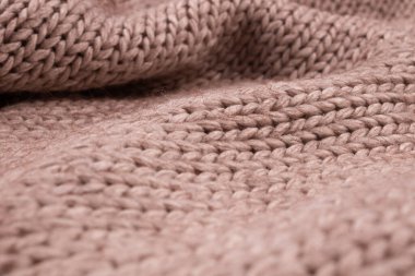 Buruşmuş bir yatak örtüsünün üzerinde açık renkli güzel kıvrımlar.