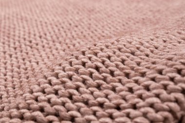 Yünlü yün ipliklerde hafif bir dengesizlik var.