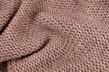 Büyük ve küçük kıvrımlar bir yatak örtüsüne saçılmış.