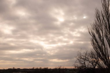 Serin mevsimde yağmurlu, gri gökyüzünün altında küçük bir köy.