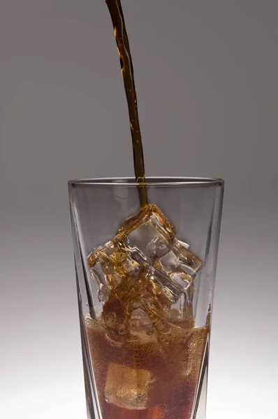 Copo Gelo Com Cola Escura Sendo Derramado Gelo — Fotografia de Stock