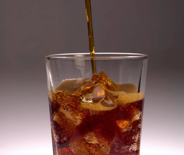 Copo Gelo Com Cola Escura Sendo Derramado Gelo — Fotografia de Stock