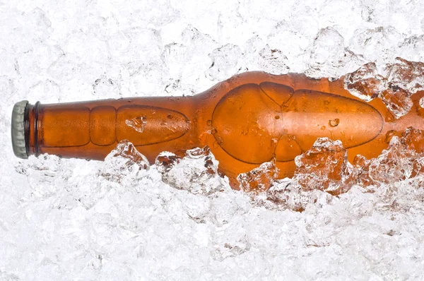 Garrafa Cerveja Gelada Descansando Pilha Gelo Picado — Fotografia de Stock