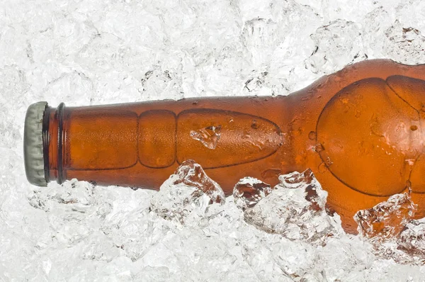 Garrafa Cerveja Gelada Descansando Pilha Gelo Picado Fechar Pescoço Com — Fotografia de Stock