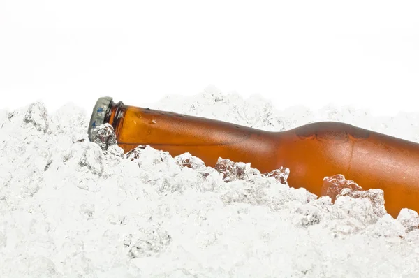 Garrafa Cerveja Gelada Descansando Pilha Gelo Picado — Fotografia de Stock