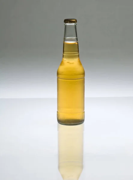 Cerveja Dourada Pálida Garrafa Transparente Retroiluminada Com Reflexo — Fotografia de Stock