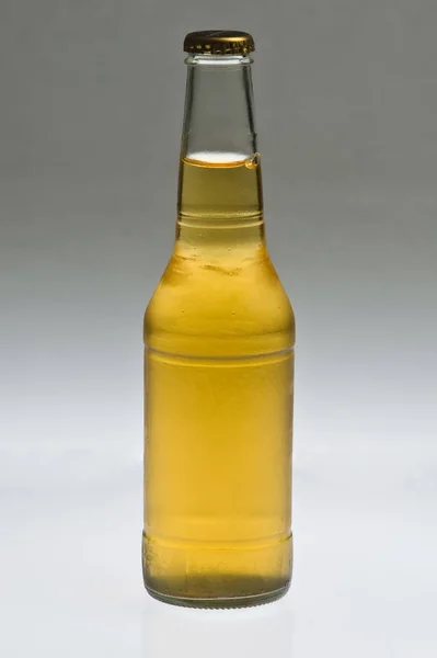 Гойльден Бледное Пиво Прозрачной Бутылке Задний Свет — стоковое фото