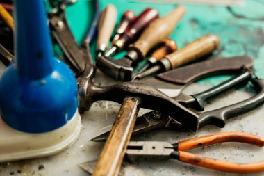 Kirli masa üzerindeki eski moda ayakkabıcı aletinin yan görüntüsü. 